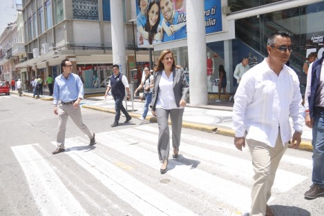 La exprimera dama del país, Margarita Zavala de Calderón, caminó por la avenida Independencia en el centro de la ciudad. A su paso, algunas personas que la reconocieron se acercaron a ella para pedirle la foto del recuerdo mientras la alentaban diciendo que México necesita una mujer en la presidencia.