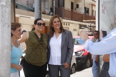 La exprimera dama del país, Margarita Zavala de Calderón, caminó por la avenida Independencia en el centro de la ciudad. A su paso, algunas personas que la reconocieron se acercaron a ella para pedirle la foto del recuerdo mientras la alentaban diciendo que México necesita una mujer en la presidencia.