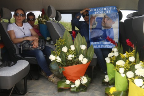 Integrantes del colectivo de busqueda de personas desaparecidas El Solecito Veracruzano, acudieron al predio Colinas de Santa Fe para depositar ofrendas florales en el sitio donde fueron halladas fosas clandestinas hace exactamente 3 años.