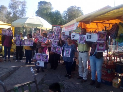 Familiares de desaparecidos pertenecientes al Colectivo por la Paz, se manifiestan esta mañana frenete al Reclusorio Norte en la CDMX, en donde se encuentra en prisión preventiva eel exggobernador de Veracruz, Javier Duarte. El día de ayer presentaron ante la PGR denuncias contra Duarte y Arturo Bermúdez Zurita, por la desaparición de sus familiares.