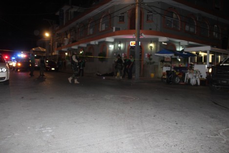 La noche del jueves fue asesinado afuera del bar La Bamba en Poza Rica, Sergio T. G., hermano del secretario del ayuntamiento de Papantla. Un hombre más, presuntamente guardia de seguridad, resultó herido. 