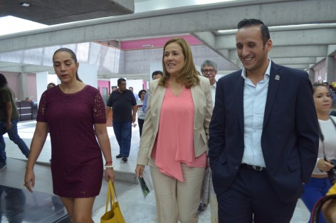 Margarita Zavala arribó esta mañana al Congreso local, donde fue recibida por diputados panistas, esto como parte de su gira en su aspiración a la Presidencia de la Republica. 