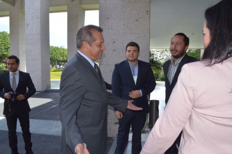 Enrique Pérez,  secretario de Educación en Veracruz, fue recibido en el Congreso por Jóvenes parlamentarios a quienes alentó para participar en la vida política del país.