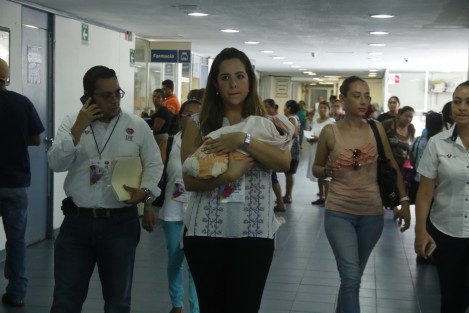 La directora del DIF municipal de Veracruz, Rosario Arias Pérez, recibió a la bebé que fue abandonada el 31 de julio en una colonia popular de la ciudad. La menor fue dada de alta del Hospital de Alta Especialidad de Veracruz y entregada para su resguardo al DIF municipal.