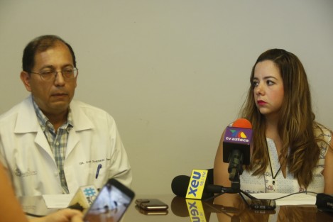 La directora del DIF municipal de Veracruz, Rosario Arias Pérez, recibió a la bebé que fue abandonada el 31 de julio en una colonia popular de la ciudad. La menor fue dada de alta del Hospital de Alta Especialidad de Veracruz y entregada para su resguardo al DIF municipal. 