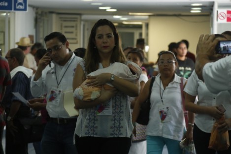 La directora del DIF municipal de Veracruz, Rosario Arias Pérez, recibió a la bebé que fue abandonada el 31 de julio en una colonia popular de la ciudad. La menor fue dada de alta del Hospital de Alta Especialidad de Veracruz y entregada para su resguardo al DIF municipal. 