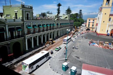 Con el Programa de Regeneración del Centro Histórico, el Ayuntamiento de Xalapa ha invertido casi 70 millones de pesos en obras y acciones que han cambiado el rostro del corazón de nuestra ciudad, informó el alcalde Américo Zúñiga Martínez.
