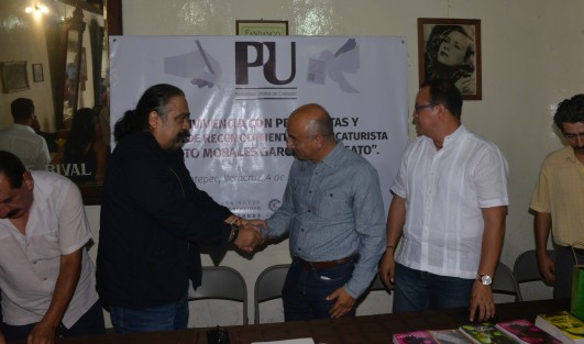 Periodistas Unidos de Coatepec y autoridades municipales entregaron un reconocimiento al director de Multigráfica, Alberto Morales García.  