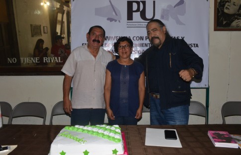 Periodistas Unidos de Coatepec y autoridades municipales entregaron un reconocimiento al director de Multigráfica, Alberto Morales García.  