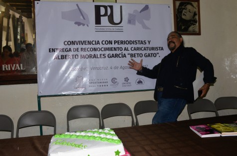 Periodistas Unidos de Coatepec y autoridades municipales entregaron un reconocimiento al director de Multigráfica, Alberto Morales García.  