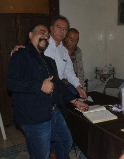 Periodistas Unidos de Coatepec y autoridades municipales entregaron un reconocimiento al director de Multigráfica, Alberto Morales García.  