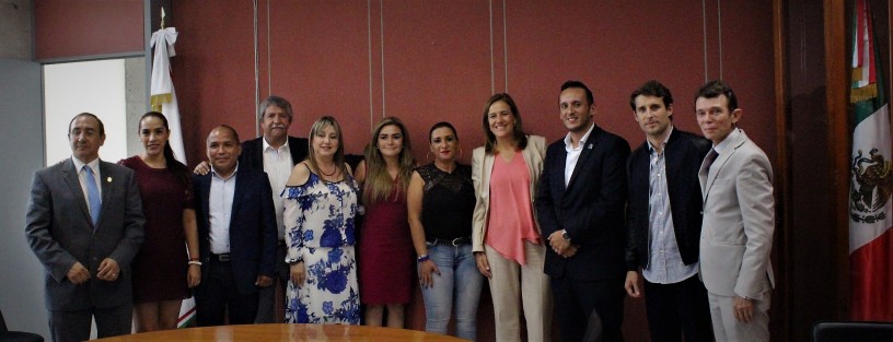 Margarita Zavala arribó esta mañana al Congreso local, donde fue recibida por diputados panistas, esto como parte de su gira en su aspiración a la Presidencia de la República. 