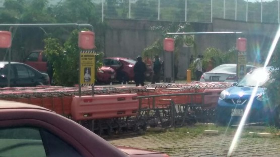 Un hombre muerto y una ujer y dos menores heridos, fue el saldo del atentado contra una familia en el estacionamiento de un comercio en Córdoba. Uno de los menores lesionados se encuentra grave. 