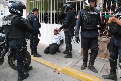 Hartos de la inseguridad, vecinos de la colonia Constituyentes detuvieron a un hombre, al parecer drogado, que intentó asaltar una farmacia de similares. Lo golpearon y ataron mientras llegaba la Policía.  