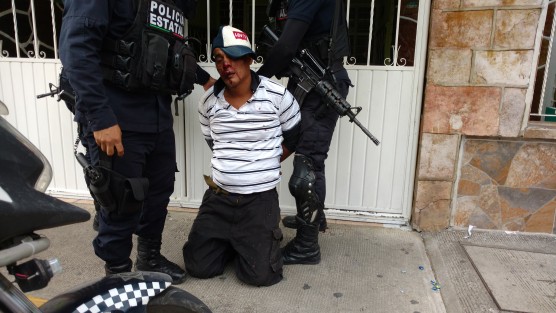 El pillo amenazó a laempleada dela farmacia, y la golpeó, por lo que ella gritó pidiendo ayuda, siendo auxiliada por comerciantes y vecinos del lugar, quienes se dijeron cansados de ser  atracados. 