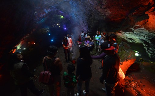 Con un ritual místico, decenas de visitantes disfrutaron de un paseo por la milenaria Cueva de la Orquídea, bajo un programa que organiza la Subdirección de Fomento Turístico del Ayuntamiento de Xalapa.