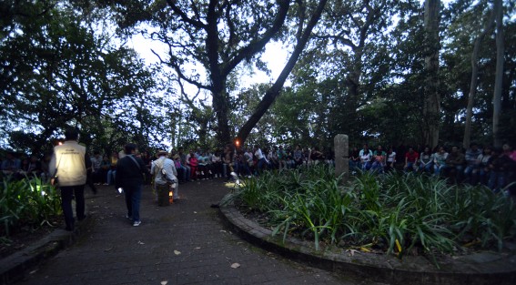 Como parte de los recorridos que se encuentra organizando el Ayuntamiento de Xalapa, se realiza una visita nocturna al Cerro del Macuiltépetl, en donde además de disfrutar las vistas nocturnas del lugar y de la ciudad, se escuchan las leyendas más típicas de nuestra Capital. 