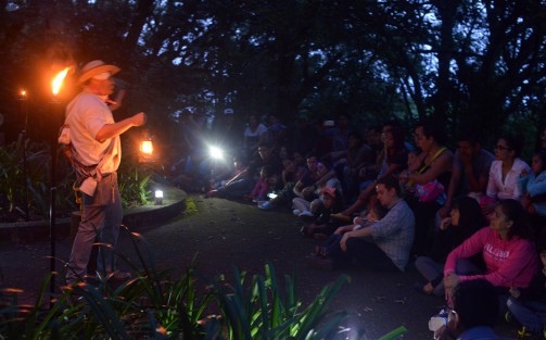Como parte de los recorridos que se encuentra organizando el Ayuntamiento de Xalapa, se realiza una visita nocturna al Cerro del Macuiltépetl, en donde además de disfrutar las vistas nocturnas del lugar y de la ciudad, se escuchan las leyendas más típicas de nuestra Capital. 