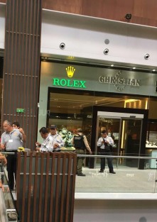 La mañana de este domingo, 2 desconocidos irrumpieron en la negociación Joyas Cristian de la plaza Andamar en Boca del Río, donde se apoderaron de prendas de oro, relojes finos y dinero, efectuando detonaciones de arma de fuego, lesionando a un guardia de seguridad, escapando con rumbo desconocido en un carro color gris.