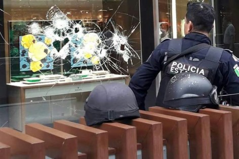 La mañana de este domingo, 2 desconocidos irrumpieron en la negociación Joyas Cristian de la plaza Andamar en Boca del Río, donde se apoderaron de prendas de oro, relojes finos y dinero, efectuando detonaciones de arma de fuego, lesionando a un guardia de seguridad, escapando con rumbo desconocido en un carro color gris.