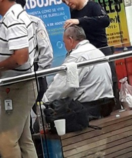 La mañana de este domingo, 2 desconocidos irrumpieron en la negociación Joyas Cristian de la plaza Andamar en Boca del Río, donde se apoderaron de prendas de oro, relojes finos y dinero, efectuando detonaciones de arma de fuego, lesionando a un guardia de seguridad, escapando con rumbo desconocido en un carro color gris.