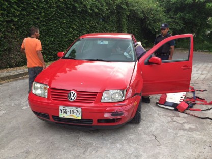 Una persecusión concluyó en un choque en las calles de Tlapacoyan, luego de que un  hombre persiguiera a su exesposa y esta chocara con su vehículo. El hombre huyó tras el accidente, El incidente se dio, porque el hombre la habría golpeado. 