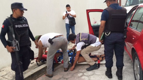Una persecusión concluyó en un choque en las calles de Tlapacoyan, luego de que un  hombre persiguiera a su exesposa y esta chocara con su vehículo. El hombre huyó tras el accidente, El incidente se dio, porque el hombre la habría golpeado. 