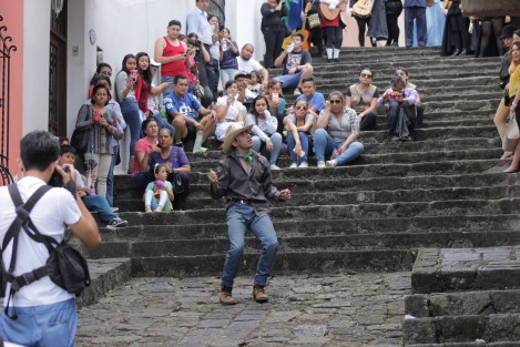 Como parte de las actividades para promocionar espacios de interés y su historia de la ciudad de Xalapa, este domingo se llevó a cabo una callejoneada partiendo del callejón Jesús te Ampare, para concluir en Xallitic. Con música popular, leyendas y notas históricas, el público conoció más de nuestra capital con un toque de alegría cortesía de la Tuna Femenil de la UV. 