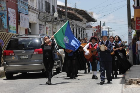 Como parte de las actividades para promocionar espacios de interés y su historia de la ciudad de Xalapa, este domingo se llevó a cabo una callejoneada partiendo del callejón Jesús te Ampare, para concluir en Xallitic. Con música popular, leyendas y notas históricas, el público conoció más de nuestra capital con un toque de alegría cortesía de la Tuna Femenil de la UV. 