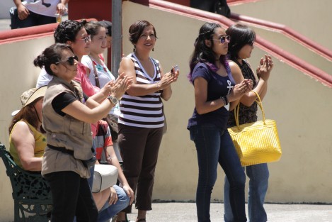 Como parte de las actividades para promocionar espacios de interés y su historia de la ciudad de Xalapa, este domingo se llevó a cabo una callejoneada partiendo del callejón Jesús te Ampare, para concluir en Xallitic. Con música popular, leyendas y notas históricas, el público conoció más de nuestra capital con un toque de alegría cortesía de la Tuna Femenil de la UV. 