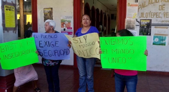 Vecinos de Jilotepec y sus comunidades, se manifestaron en el Palacio Municipal debido al incremento en la inseguridad. Afirman que tomarán la Ley por su propia mano, ya que cuando la policía detiene a algún delincuente, al cabo de unos días lo liberan. <em>Nolo vamos amatar, pero sí les vamos a dejar un recuerdo</em>. 