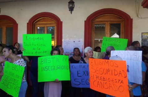 Los manifestantes en Jilotepec dijeron que ya se están organizandpor calles para dar aviso a los vecinos mediante alarmas, para que cuando se cometa algún delito se alerte a toda la población y poder cercarla salida a los delincuentes, esto ante la falta de acción de la policía municipal.  