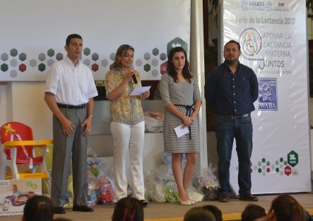 En las instalaciones del DIF Municipal se llevó a cabo la cuarta Feria de la Lactancia Materna, donde se informa a las madres de la importancia que tiene alimentar con el seno materno a los recién nacidos. El acto fue encabezado por la señora Mariana Yorio, presidenta de este organismo.