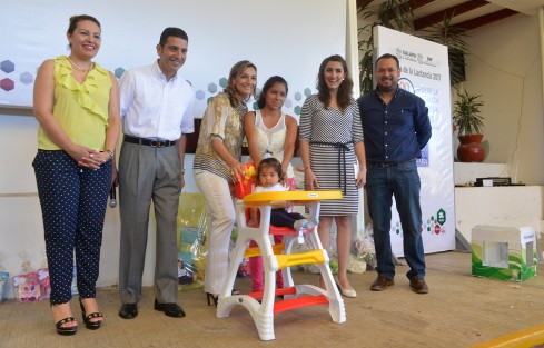 Durante la Feria de la Lactancia se hizo entrega de algunos presentes para las mamás y sus pequeñines. 