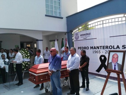 En el Palacio Municipal de Martínez de la Torre se rinde homenaje postumo al exalcalde y durante esta administración estatal, subsecretario de Gobierno, Pedro Manterola Sainz. Presente el gobernador Miguel Ángel Yunes, y la presidenta de laMesa directiva del Congreso, y hermana del finado, María Elisa Manterola. 