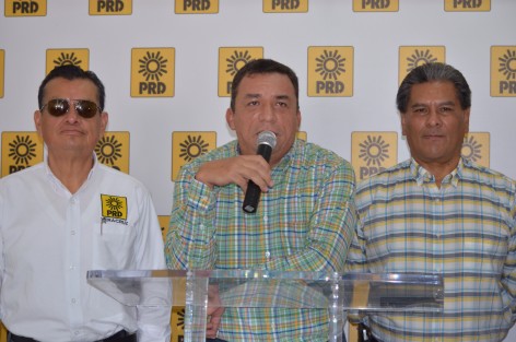 La dirigencia estatal del PRD, encabezada por Jesús Velasquez, informó en conferencia de prensa que interpondrán una controversia por el fallo emitido por el Tribunal Electoral, de reducir el número de perredistas en las regidurías de 21 municipios.

