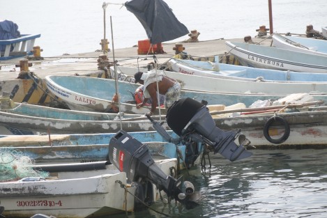 Pescadores del puerto de Veracruz se preparan ante la inminente llegada del huracán <em>Franklin</em>. Se prevé que el meteoro ingrese a territorio veracruzano el día de mañana. 