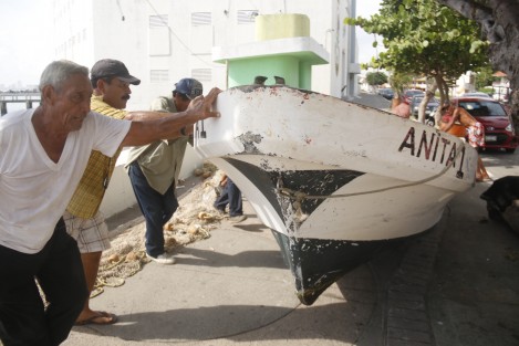 Pescadores del puerto de Veracruz se preparan ante la inminente llegada del huracán <em>Franklin</em>. Se prevé que el meteoro ingrese a territorio veracruzano el día de mañana. 