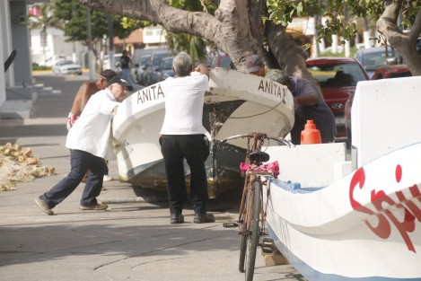 Pescadores del puerto de Veracruz se preparan ante la inminente llegada del huracán <em>Franklin</em>. Se prevé que el meteoro ingrese a territorio veracruzano el día de mañana. 