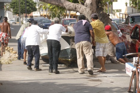 Pescadores del puerto de Veracruz se preparan ante la inminente llegada del huracán <em>Franklin</em>. Se prevé que el meteoro ingrese a territorio veracruzano el día de mañana. 