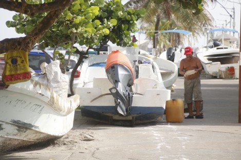 Pescadores del puerto de Veracruz se preparan ante la inminente llegada del huracán <em>Franklin</em>. Se prevé que el meteoro ingrese a territorio veracruzano el día de mañana. 