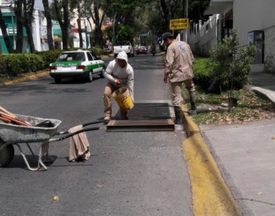 Ante la llegada de <em>Franklin</em>, personal de CMAS se dio a la tarea de limpiar coladeras y tragatormentas de varios puntos de la ciudad de Xalapa, además invitan a la ciudadanía a no tirar basura. 