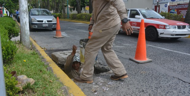 Ante la llegada de <em>Franklin</em>, personal de CMAS se dio a la tarea de limpiar coladeras y tragatormentas de varios puntos de la ciudad de Xalapa, además invitan a la ciudadanía a no tirar basura. 