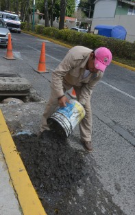 Ante la llegada de <em>Franklin</em> personal de CMAS se dio a la tarea de limpiar coledaras y tragatormentas de varios puntos de la ciudad además que  invitan a la ciudadanía a no tirar basura.
