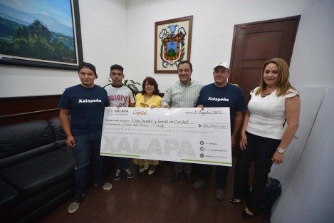 Al refrendar el compromiso del Ayuntamiento de Xalapa con el deporte, las artes y la cultura, el alcalde Américo Zúñiga entregó apoyos económicos a instituciones educativas, ligas deportivas y jóvenes artistas, para concretar proyectos que redundarán en beneficio de la comunidad.
