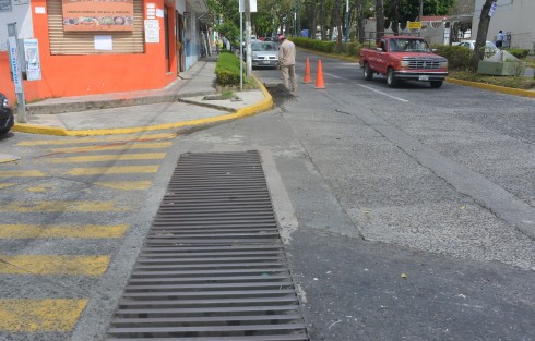 Por instrucciones del alcalde Américo Zúñiga Martínez, el Ayuntamiento de Xalapa a través de la Comisión Municipal de Agua Potable y Saneamiento (CMAS) y Protección Civil Municipal, realizaron un operativo especial de limpieza de atarjeas, alcantarillas y tragatormentas. 