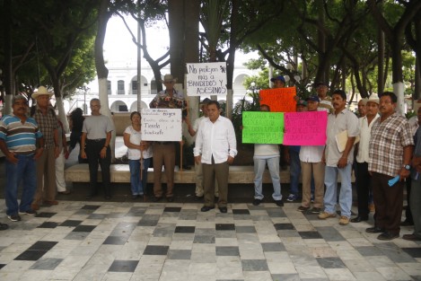 Extrabajadores de TAMSA, se manifestaron en el zócalo de la ciudad para pedir que saquen a Pascual Lagunes del Área Privada del Hospital Regional de Veracruz y lo ingresen de nueva cuenta a su celda en El Penalito pues consideran que se le está dando un trato preferencial y goza de privilegios.