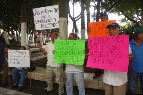 Extrabajadores de TAMSA, se manifestaron en el zócalo de la ciudad para pedir que saquen a Pascual Lagunes del Área Privada del Hospital Regional de Veracruz y lo ingresen de nueva cuenta a su celda en El Penalito pues consideran que se le está dando un trato preferencial y goza de privilegios.