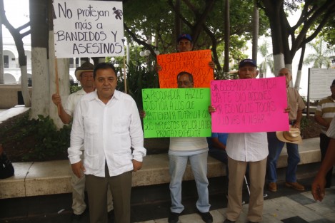 Extrabajadores de TAMSA, se manifestaron en el zócalo de la ciudad para pedir que saquen a Pascual Lagunes del Área Privada del Hospital Regional de Veracruz y lo ingresen de nueva cuenta a su celda en El Penalito pues consideran que se le está dando un trato preferencial y goza de privilegios.