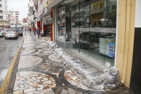 Los dueños de negocios del centro histórico de Veracruz, colocan barricadas para evitar que la acumulación de aguas de lluvia que pudiera traer el huracán Franklin ingrese a los locales comerciales.